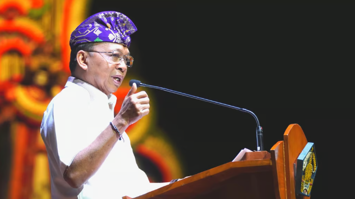 Вот тот самый губернатор в милой шапочке