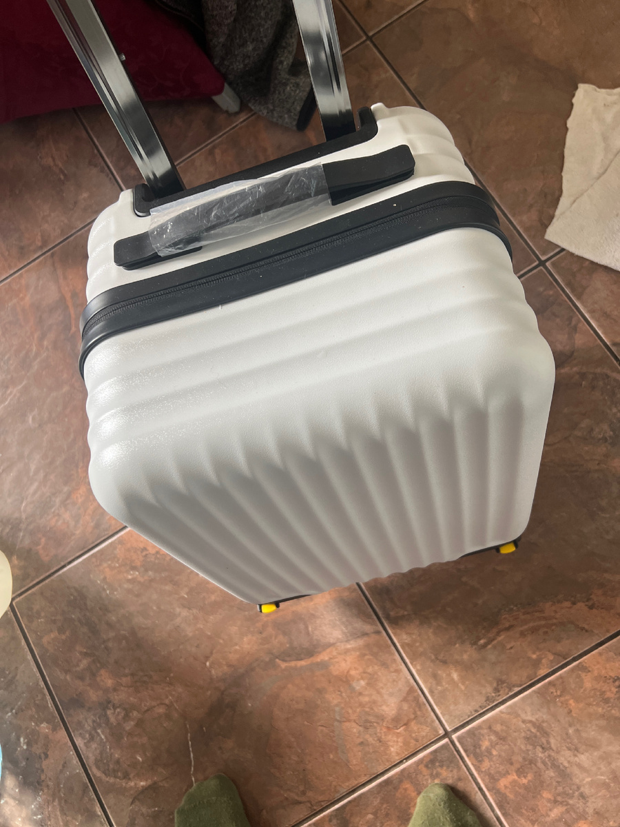 Вот тот самый «огромный» чемодан