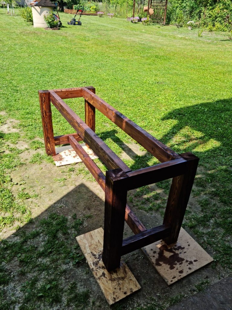 Основание стола, здесь оно уже покрашено