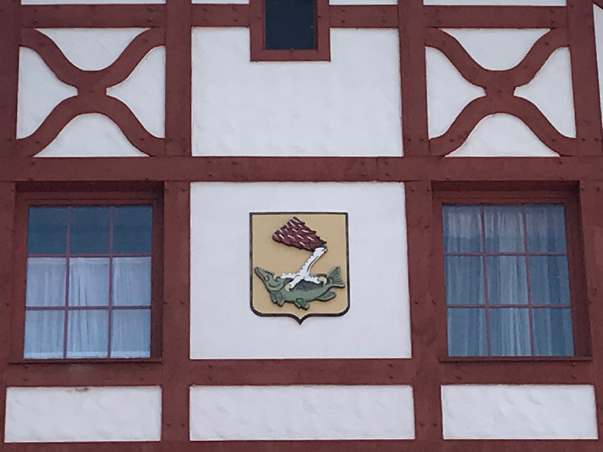 Фахверковый орнамент и герб города на стене одного из городских домов по соседству с храмом Святого Георгия Победоносца. Фото автора
