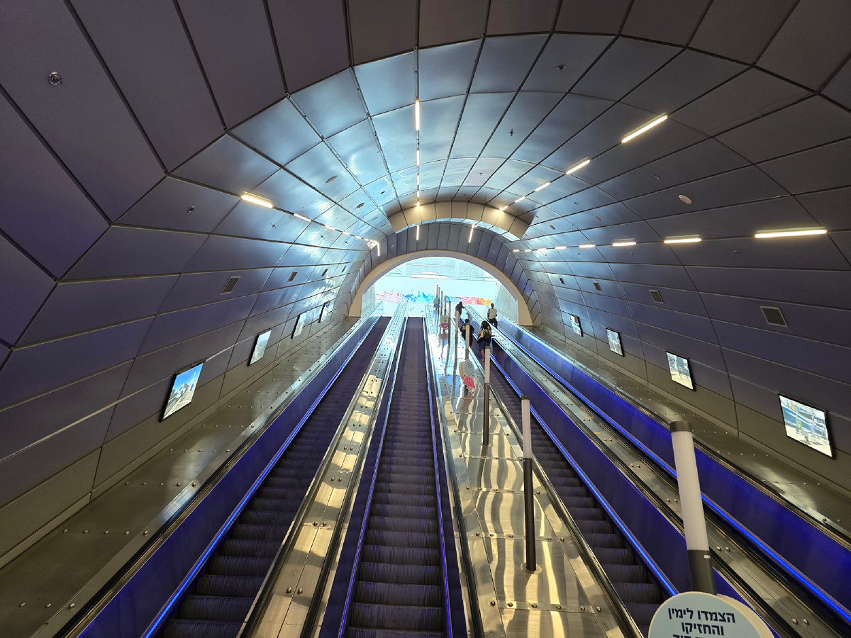 Один из эскалаторов, всего их в цепочке четыре