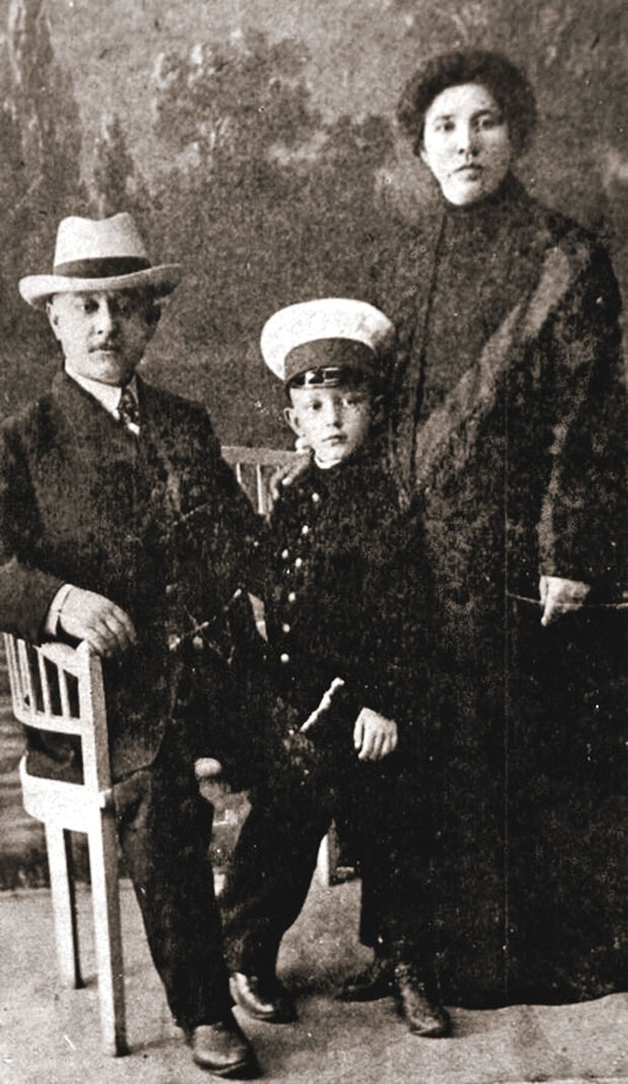    Маленький Миша с отцом и матерью. 1910 год. Фото: Wikimedia Commons