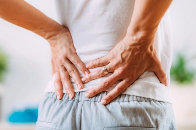    Боли в позвоночнике при остеопорозе могу появиться не сразу. Фото: istockphoto.com/ microgen