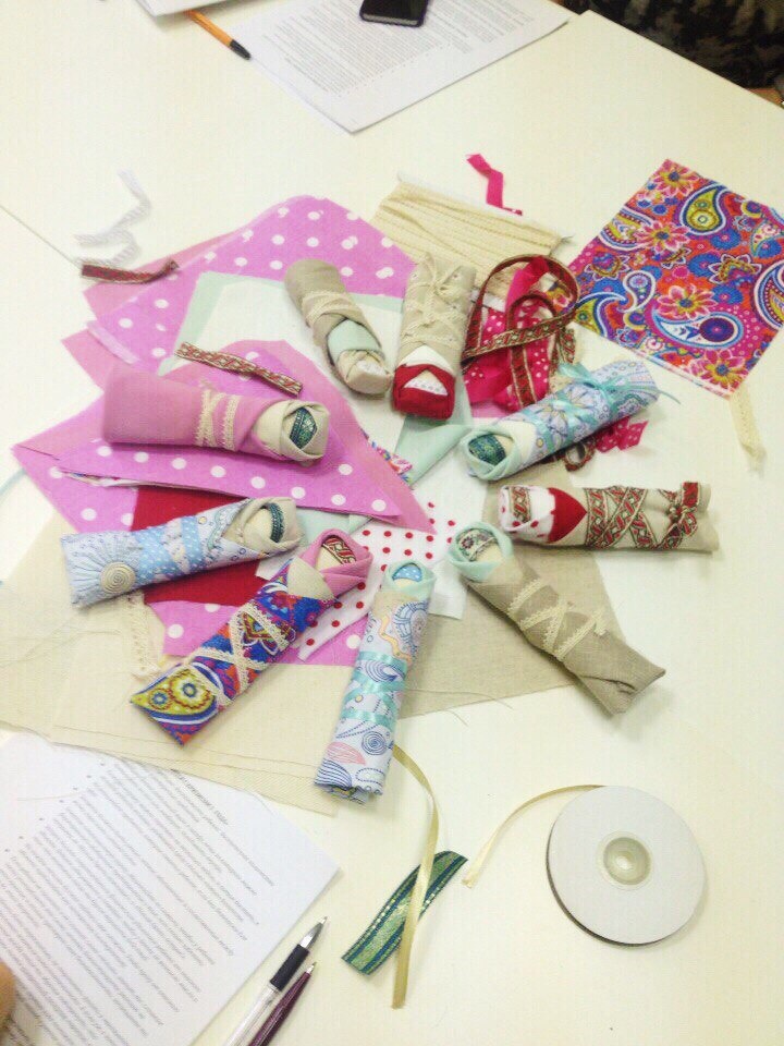 Куколки-"пеленашки", славянский оберег будущих мам и младенцев. Делались из кусочков ткани, "жили" в колыбели до родов, а после становились первой игрушкой малыша.