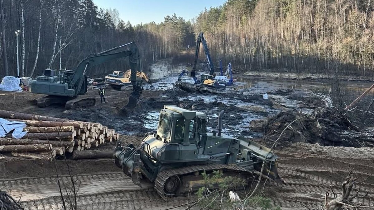 Где-то там бронемашина с экипажем...