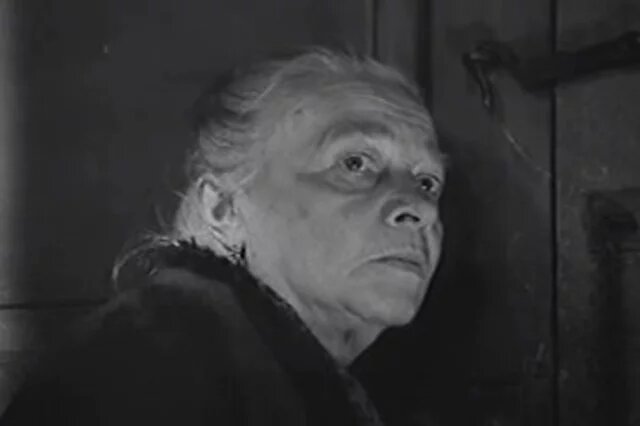    Елизавета Евстратова в роли старухи-процентщицы.