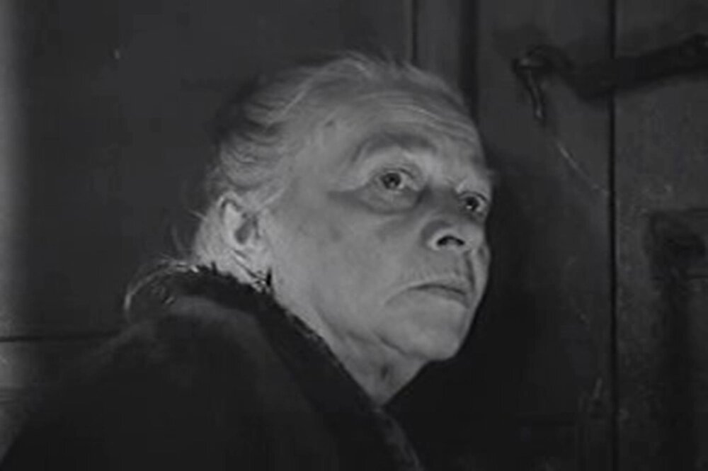    Елизавета Евстратова в роли старухи-процентщицы. Кадр из фильма «Преступление и наказание» (1969)