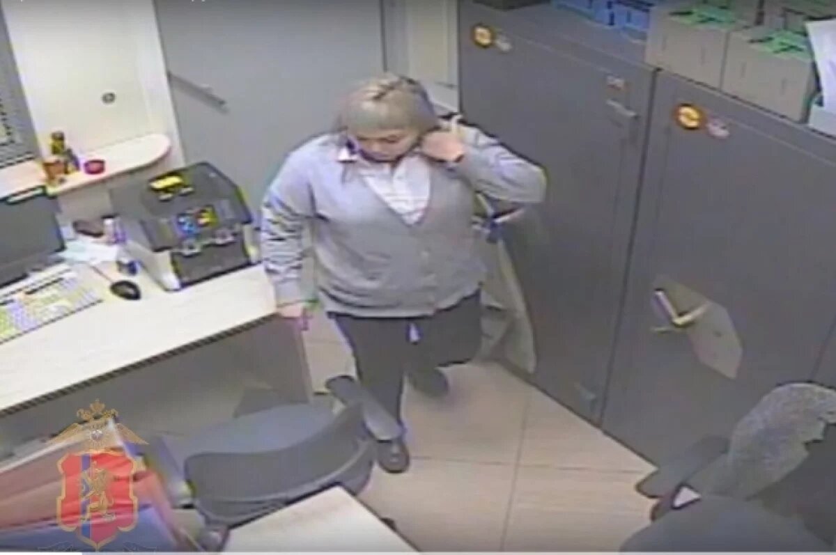    Кассирша похищала деньги под прицелом камеры, но долгое время оставалась незамеченной.