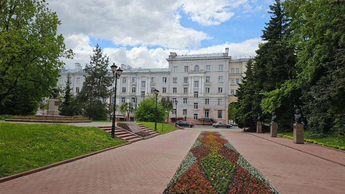 вид на ул. Дзержинского из сквера Памяти героев.