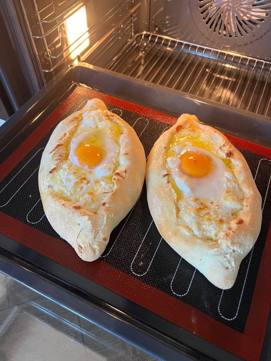 А вот не очень здоровое, но очень вкусное питание - хачапури по-аджарски