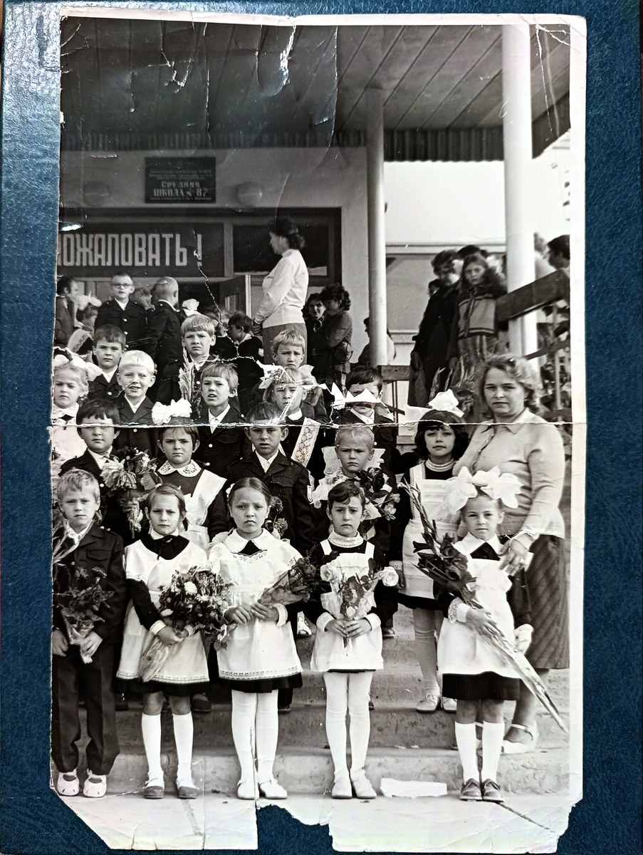 На ступенях школы №87. Из архива А.А.Семененко.