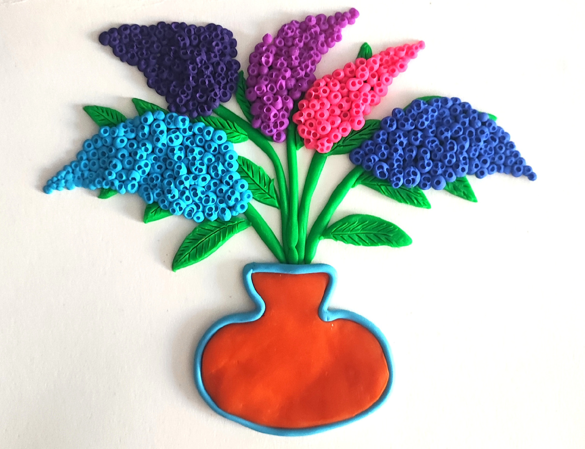 Готовый вариант аппликации из пластилина на картоне Букет разноцветной сирени на канале Лепим с Таней.