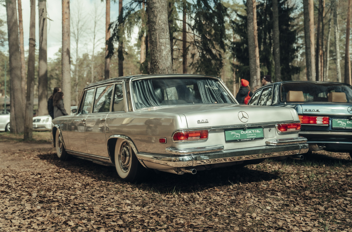    Мы считаем такое мнение спорным, поскольку высоко оцениваем и [возрожденные Майбахи](https://motor.ru/stories/maybach-story.htm), и даже современные [Mercedes-Maybach S-Class](https://motor.ru/lab/2020-mercedes-maybach-s-class.htm). Однако если сегодня можно обсуждать, насколько Майбахи способны конкурировать с Роллс-Ройсами, то во времена «Гроссера» скорее Rolls-Royce должен был беспокоиться, как конкурировать с W100. Почему? Рекомендуем прочитать [подробную статью](https://motor.ru/stories/60-years-of-mercedes-w100.htm) Михаила Медведева о «шестисотом».   
Максим Подколзин/GRAND PICNIC