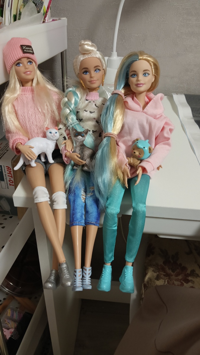 Девчонки ждут подругу) 