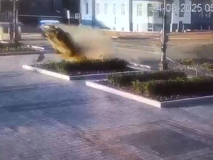     Автомобиль BMW влетел на площадь Ленина в Хабаровске. Фото: Госавтоинспекция Хабаровска