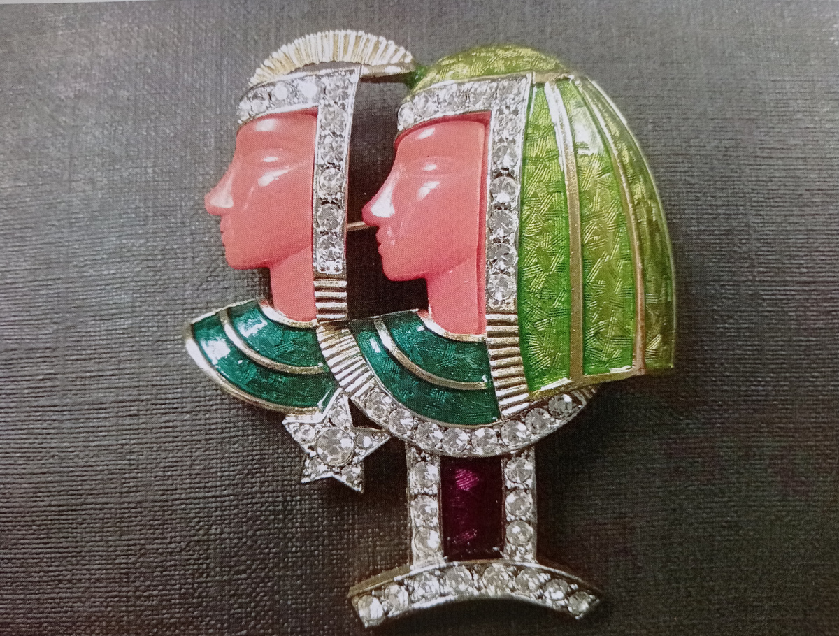 Брошь Близнецы. Бренд De Nicola. В украшениях из серии  зодиак этой компании пиктографический символ знака служит основой для изображения художественного. Это оригинальное решение, выделяющее броши серии знаки зодиака этой компании. 