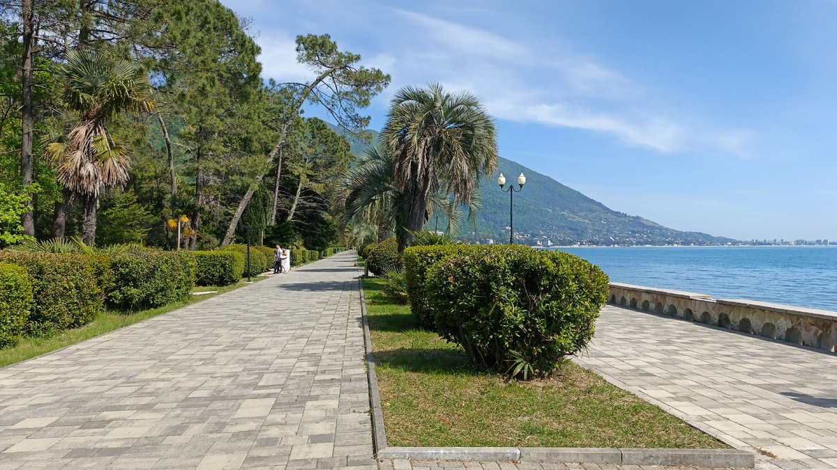 Набережная в Гагре. Май 2025. Фото с моей самостоятельной прогулки.. 