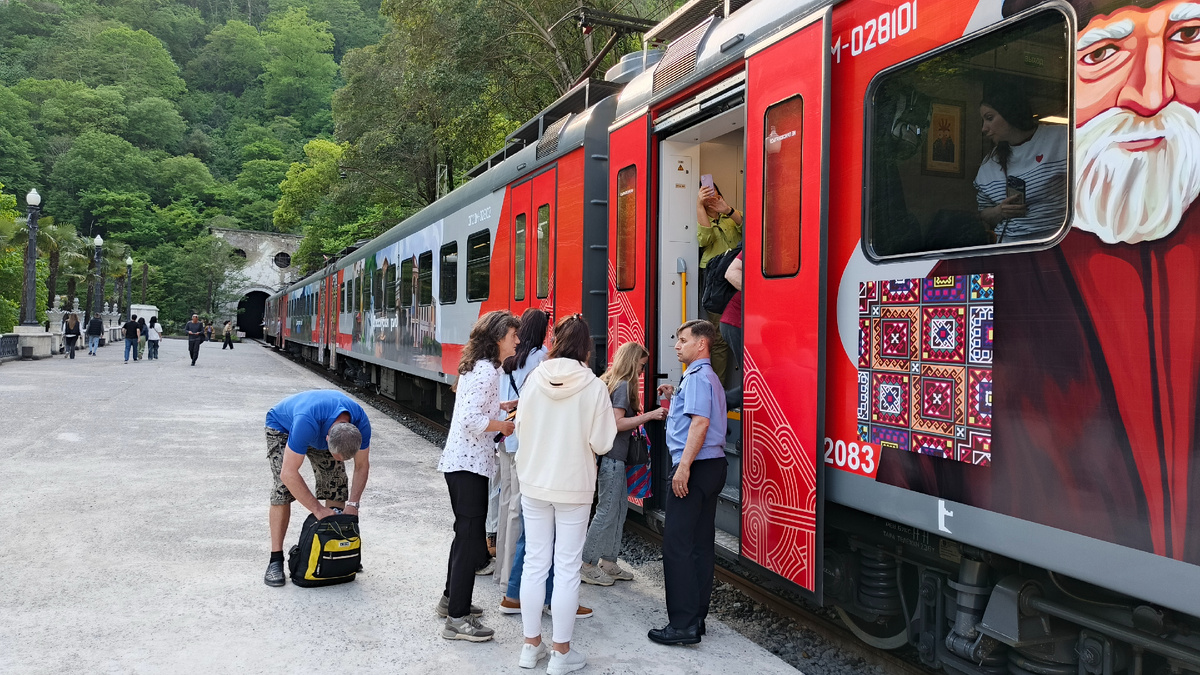 Электропоезд "Диоскурия" на станции Псырцха в Новом Афоне. Май 2025. Фото автора 