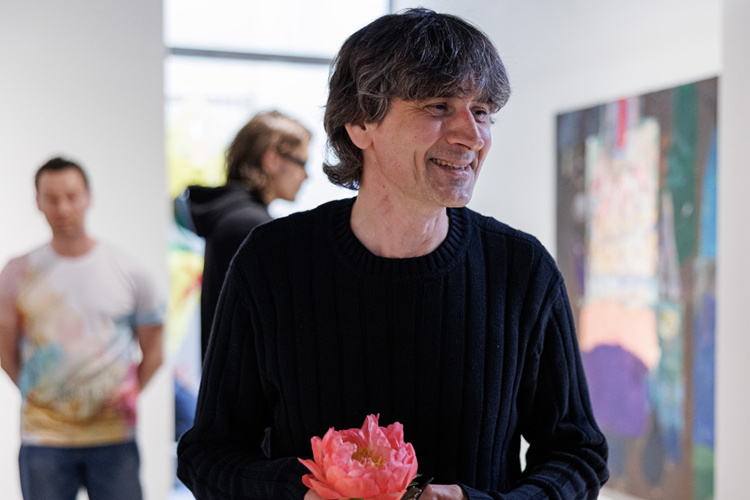    Рамин Нафиков: «Первое время я видел людей, которые еще не ездили за границу и пытались здесь делать абстрактное искусство. Но в их картинах все равно считывалось мышление натюрмортами и пейзажами».   
Фото: «БИЗНЕС Online»