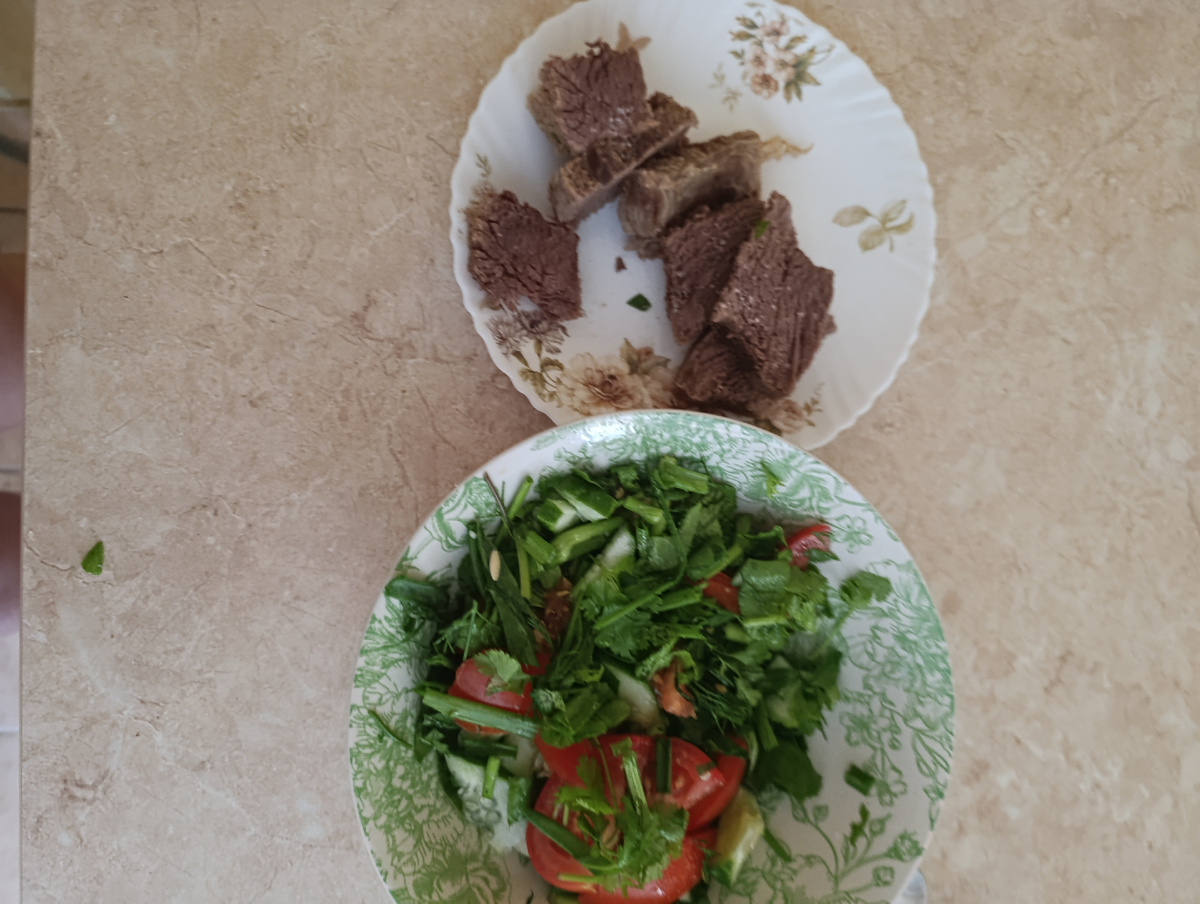 Мой обед:отварная говядина с салатом.