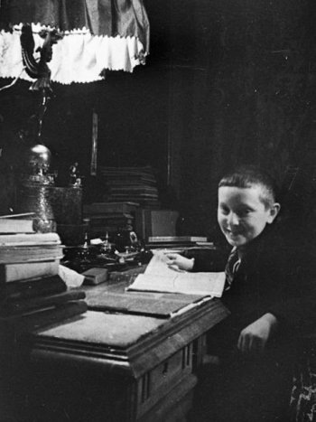    А. Бродский. Иосиф Бродский за письменным столом. 1951 / Фото: Музей Анны Ахматовой в Фонтанном Доме