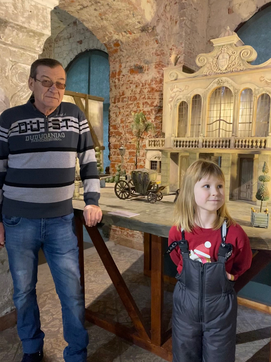 Дочка больше всех уважала дедушку. Хотя еще совсем не понимает, что такое смерть.