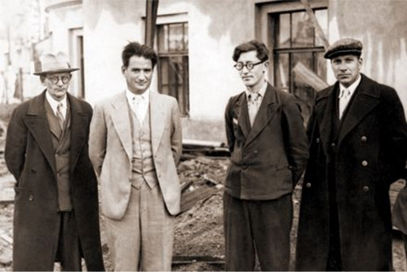У здания строящейся циклотронной лаборатории. 1940 г. Слева направо: А. Ф. Жигулев, И. В. Курчатов, П. Я. Глазунов, Я. И. Лапковский.
