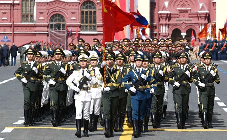    Парадный расчет Китайской Народной Республики прошелся по Красной площади 9 Мая в юбилейном параде, посвященном 80-летию Победы в Великой Отечественной войне.   
Фото: kremlin.ru