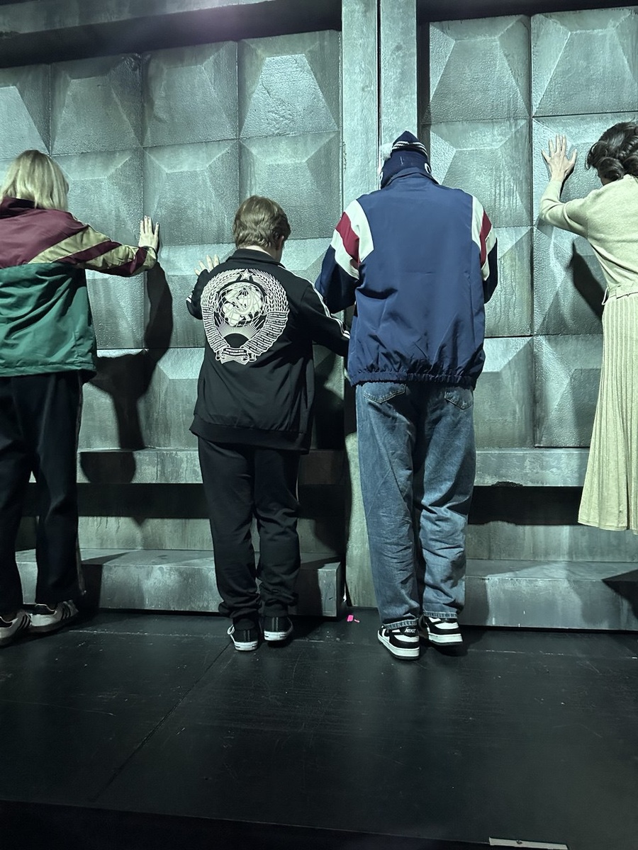 Опрос у стенки. Спектакль «Курьер» в ЦДР. Фото автора. 