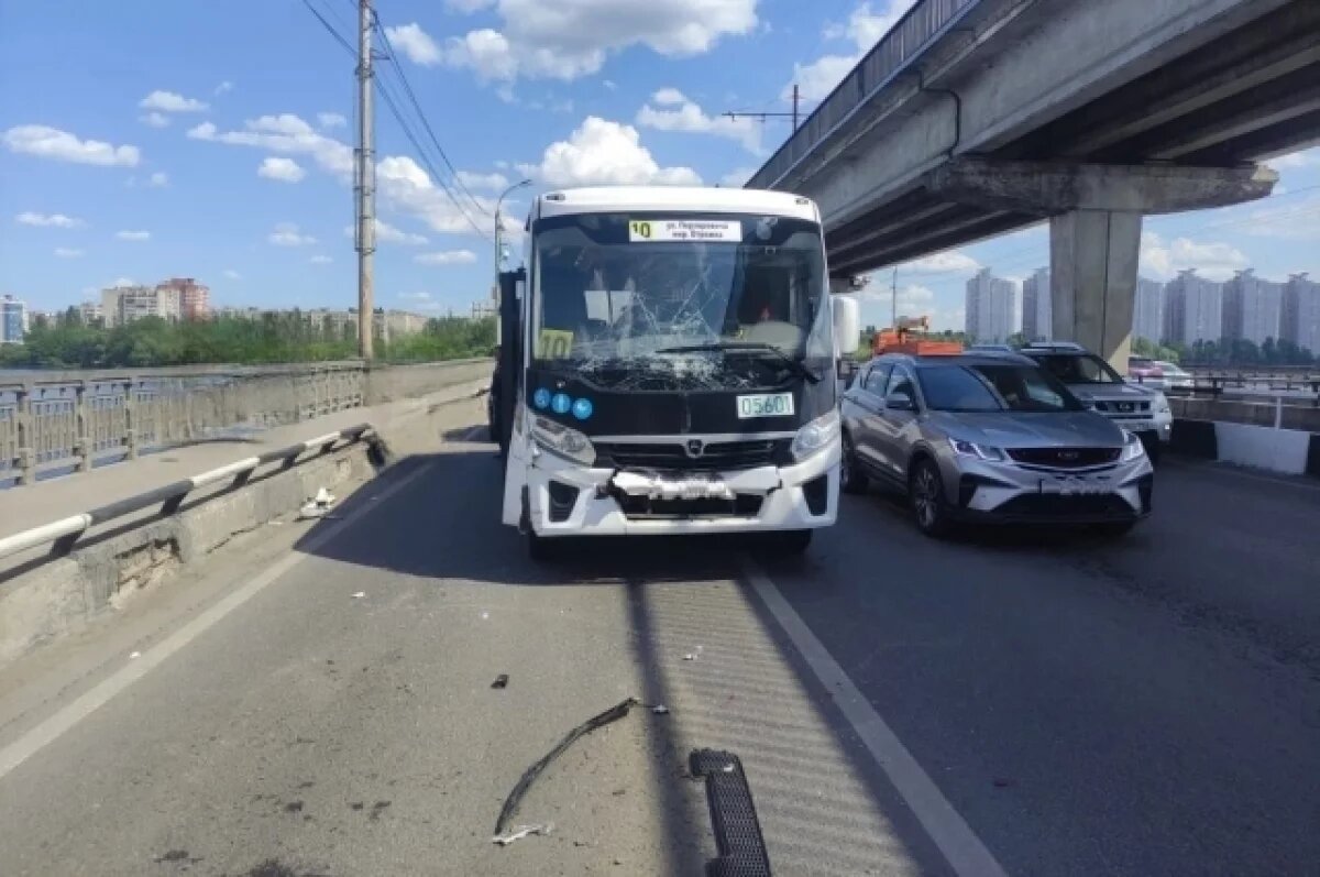    Водитель маршрутки погиб в жутком ДТП на Северном мосту в Воронеже
