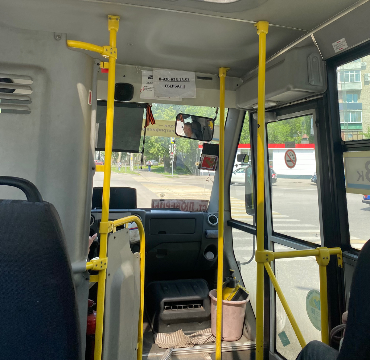 И вон в зеркале виден водитель. 