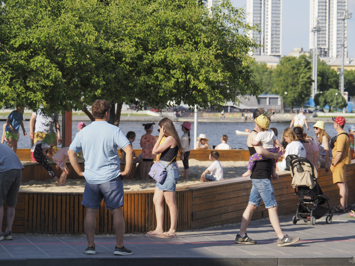 В период резкого потепления рекомендуется не забывать о головных уборах.  Фото: ФедералПресс / Антон Федулов