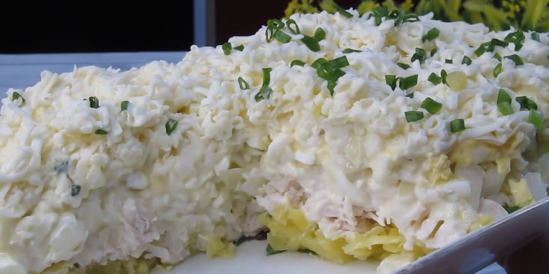 Какой же это вкусный салат. В нём всё просто и нежно. Лучок похрустывает, обожаю этот момент.