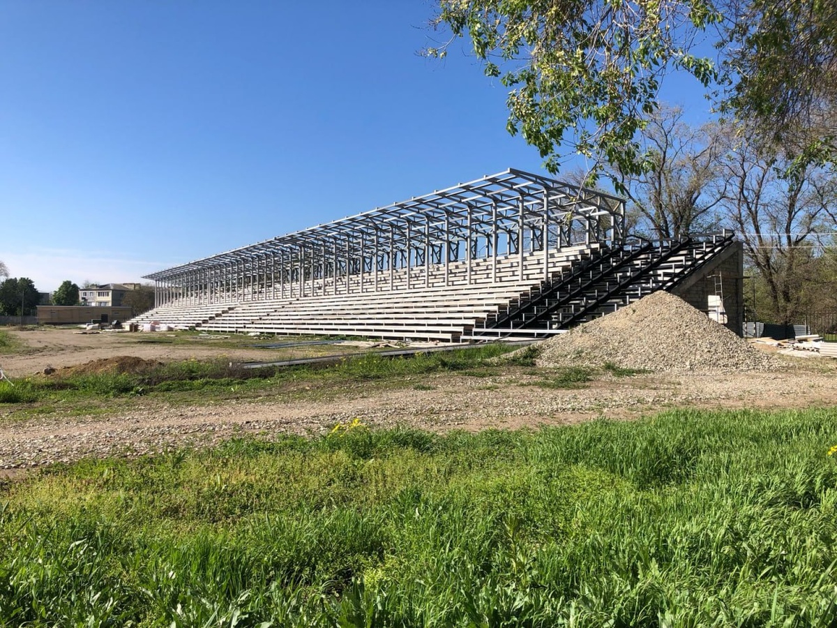 Так сейчас выглядит стадион, который, если верить документам, подписанным Клевцовым, уже реконстрировали.