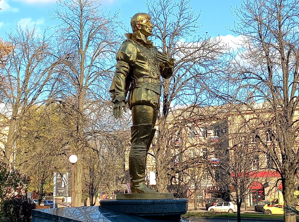 Памятник Анатолию Соловьяненко в Донецке