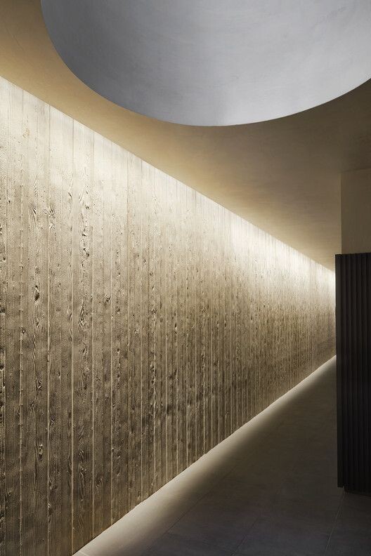 При помощи велл вошер подсвечена стена и часть пола