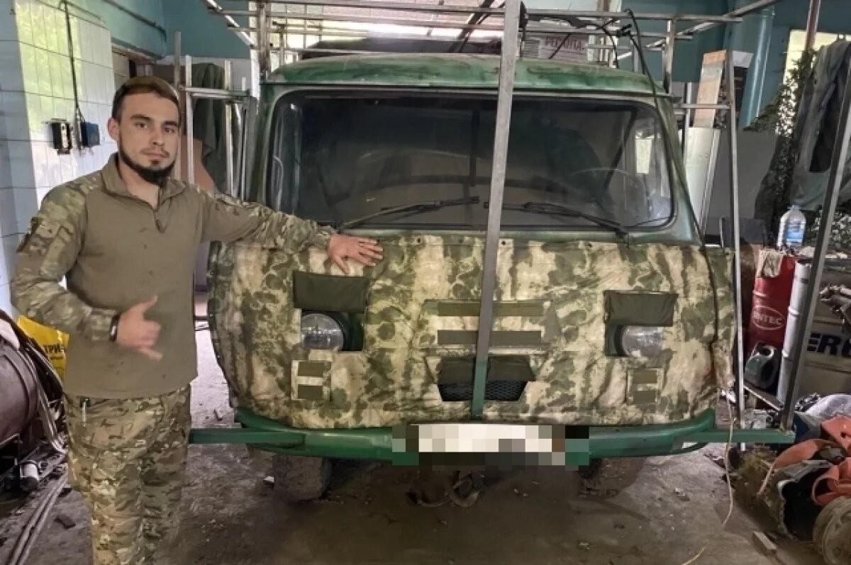    Боец Ткач показал защитный чехол для машины, спасающий от обломков БПЛА