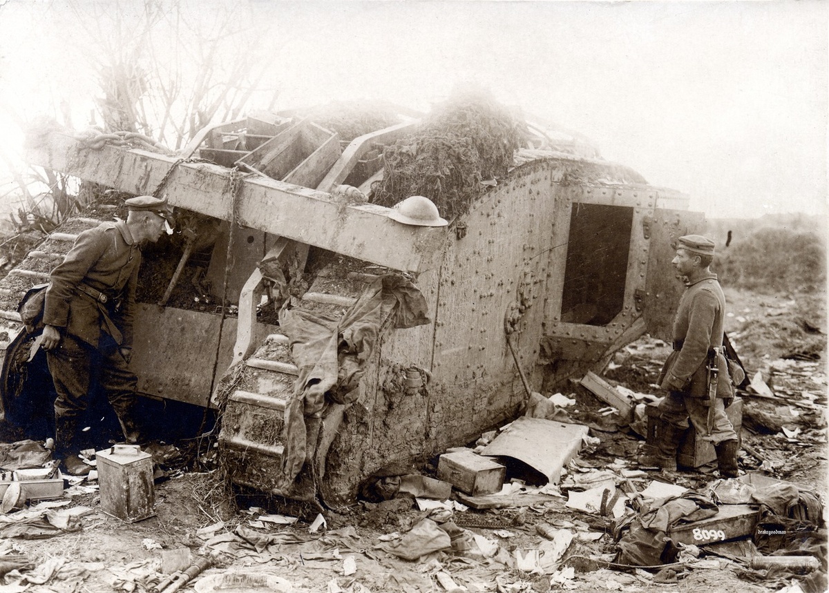 Немцы осматривают подбитый британский танк. Первая мировая война *