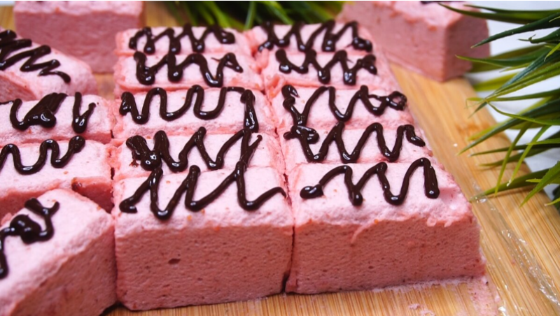 Сделала на пробу деткам конфеты "Ягодное суфле", теперь сама не рада, просят готовить чаще, по консистенции как птичье молоко