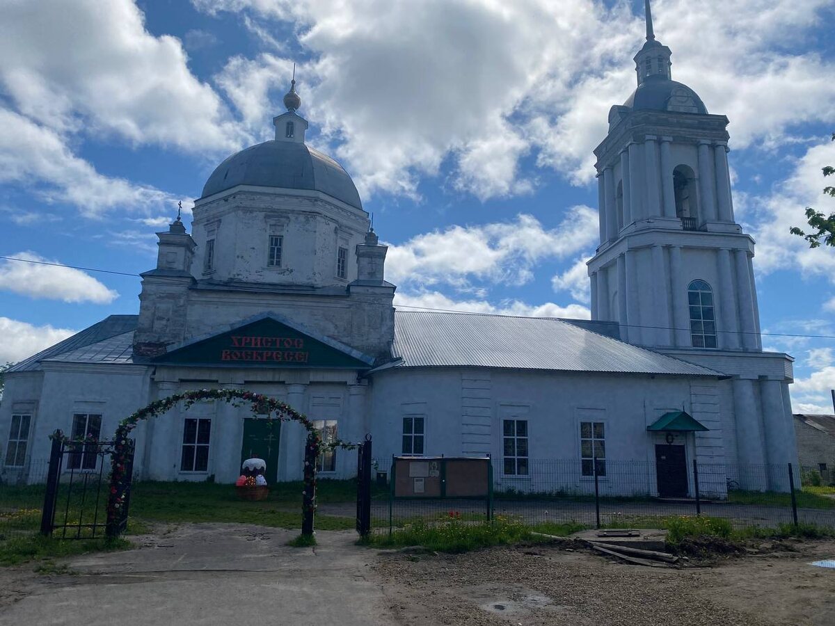 Храм в честь Живоначальной Троицы - объект культурного наследия регионального значения. Троицкая  церковь  г. Ветлуги построена на средства прихожан в византийском стиле в 1805 году  -  каменная, с каменной колокольней и оградой. По углам храмового четверика на пьедесталах были поставлены скульптуры четырех евангелистов. Престолы: во славу Пресвятой Троицы, в честь святого Евангелиста Иоанна Богослова и преподобного Феодосия, Тотемского чудотворца.  Особую роль этой церкви для города когда-то подчеркивали установленные над третьим ярусом колокольни часы. Источник информации: http://vmuzeum.nnov.muzkult.ru/church_Trinity/