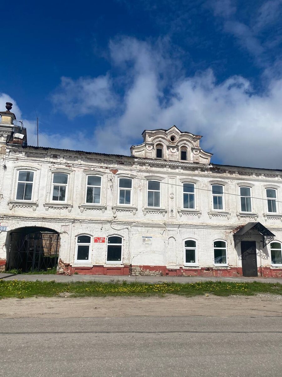 г. Ветлуга, улица Алёшкова (Троицкая), дом 68. Дом купчихи Юлии Иосифовны Овчинниковой. Двухэтажный городской усадебный дом с возвышающимися  над крышей аттиками, построен в конце XIX века