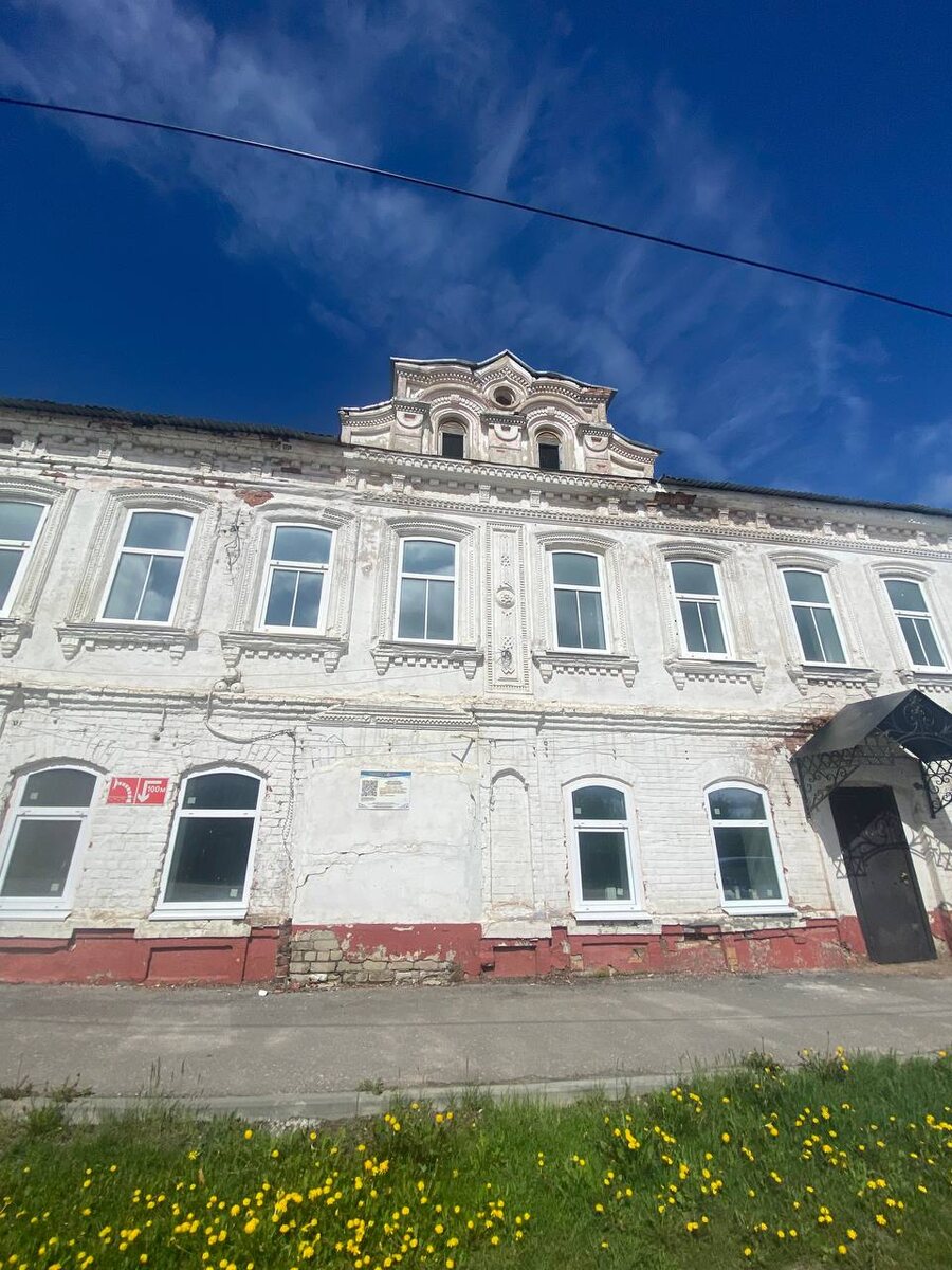 Дом принадлежал купеческой зажиточной хозяйке, владелице чугуноплавильного завода Юлии Иосифовне Овчинниковой. В здании размещается детская библиотека. Источник информации: http://vmuzeum.nnov.muzkult.ru/house_Yulia_Iosifovna_Ovchinnikova/ 