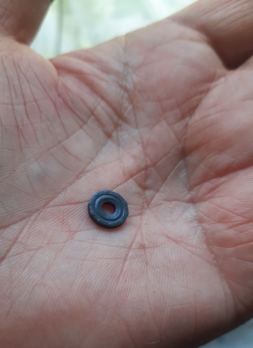 Фото автора. Уплотнительная резинка из аэрозольного баллончика.