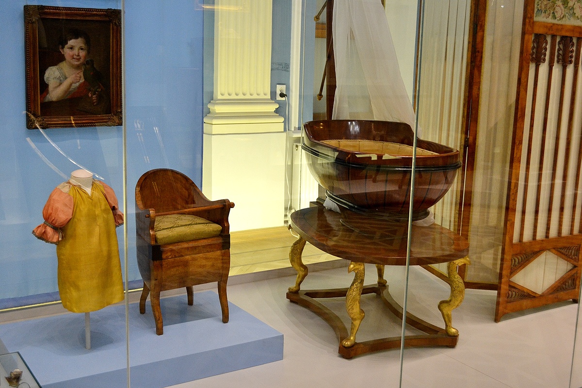 Москва. Экспозиция Государственного Исторического музея. Детская колыбель, кресло, платье. Фото автора