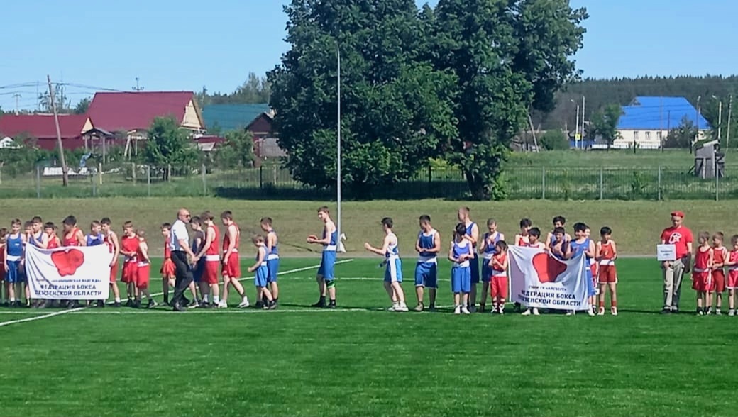 На параде участников юбилейного турнира по боксу в Вадинске