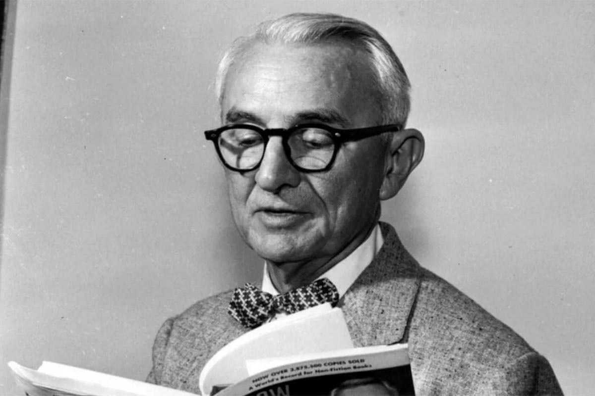 Дейл Карнеги — американский писатель и лектор, автор бестселлера «Как завоёвывать друзей и оказывать влияние на людей», который стал основополагающим трудом в области самосовершенствования и эффективного общения.