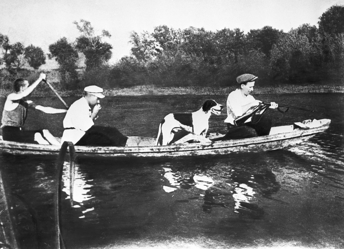    В начале 1920-х годов Шолохов пробовал себя в разных сферах: был учителем, грузчиком, работал в строительстве. Тогда же он начал изучать литературу и написал свои первые фельетоны / РИА Новости / Михаил Шолохов на охоте