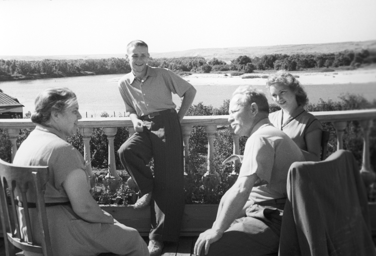    Первый рассказ Михаила Шолохова «Родинка» опубликовала газета «Молодой ленинец» в 1924 году. В дальнейшем в разных изданиях был напечатан ряд других произведений писателя. В 1926 году появились сборники «Лазоревая степь» и «Донские рассказы» / РИА Новости / Михаил Шолохов с женой Марией Петровной и детьми