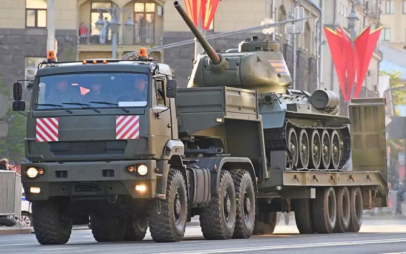    Последние годы полуприцепы с танками перевозят КАМАЗы-65225, оснащенные бронированными кабинами. Они обеспечивают второй класс защиты от пуль и осколков по отечественным нормативам ОТТ-9.1.12.1 и второй класс противоминной защиты.