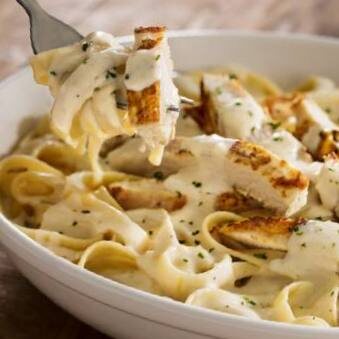 Паста с луковым соусом и куриной грудкой 